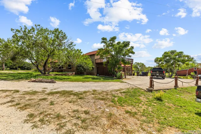 $599,000 | 424 Homecrest Drive, La Vernia, TX 78121