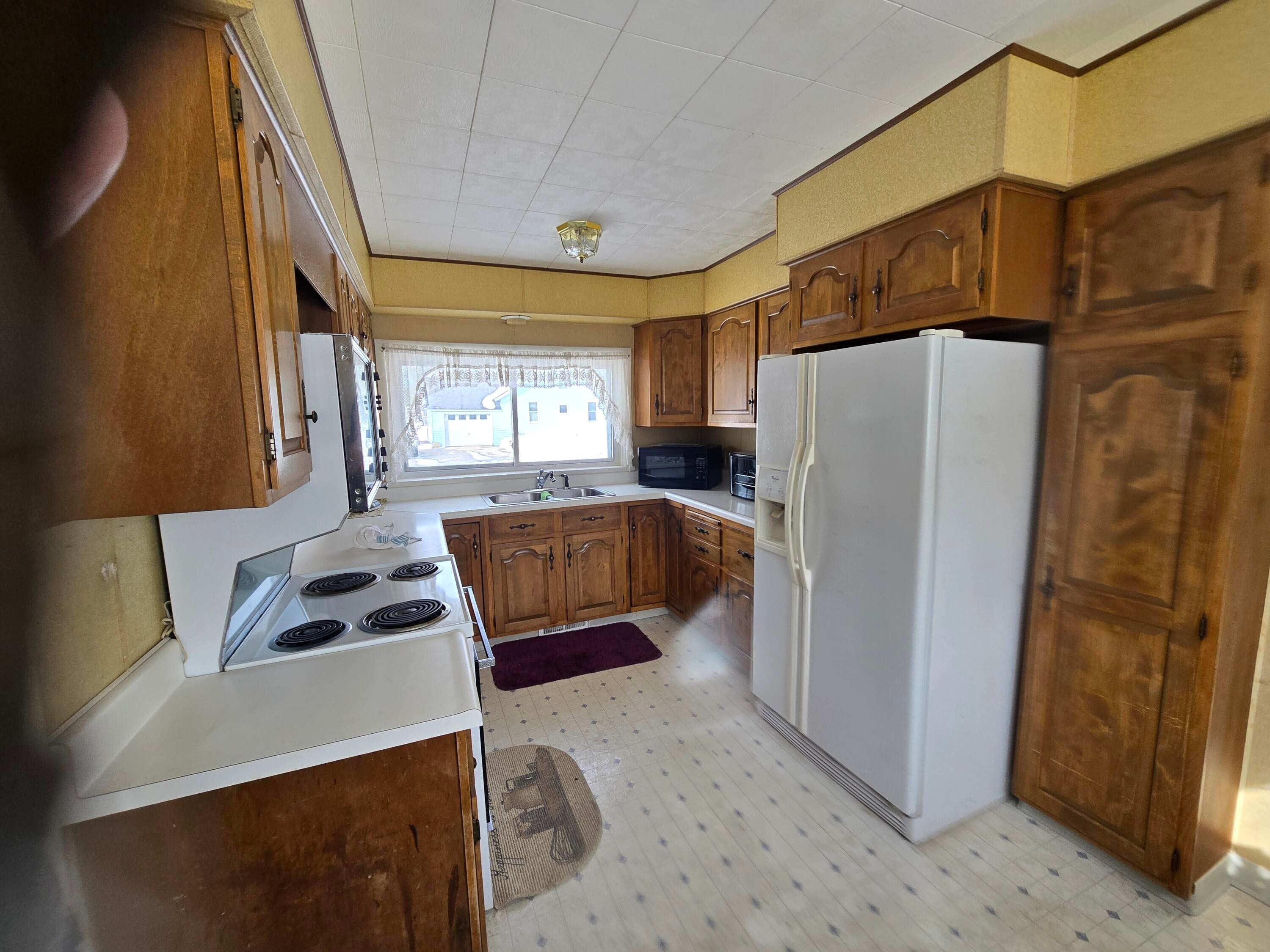 202 South Western Avenue Cheboygan, MI 49721 - Photo 8 of 26 20260322_164924