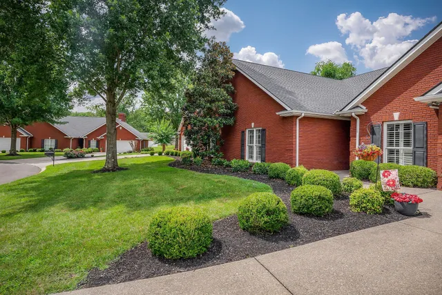 a view of an house with backyard and garden