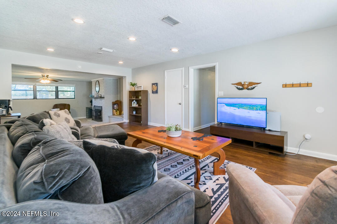 2363 Caladium Road Jacksonville, FL 32211 - Photo 5 of 20 Livingroom 2