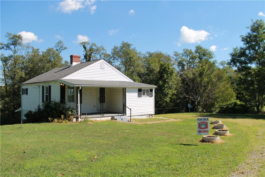 18 Oak Road West Middletown, PA 15379 - Photo 2 of 11 This home sits at the end of Oak Road, a very quiet & serene area, only minutes to Washington, PA. Best of both worlds!