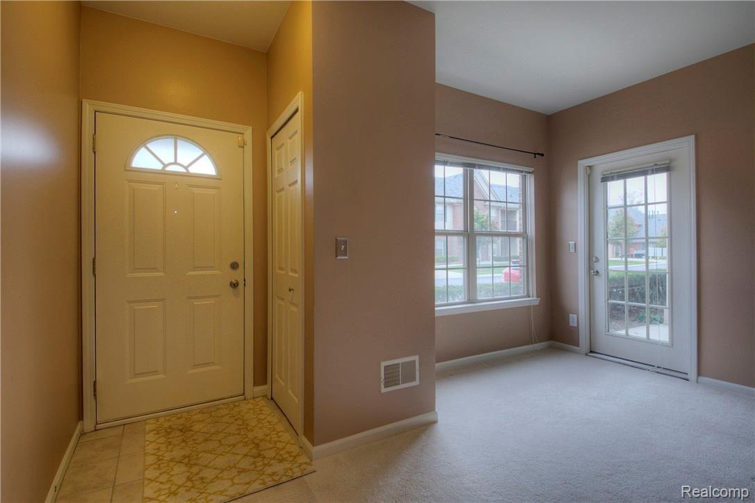 11720 Farmington Road, Unit 20 Livonia, MI 48150 - Photo 3 of 27 930A3287_8_9.jpg