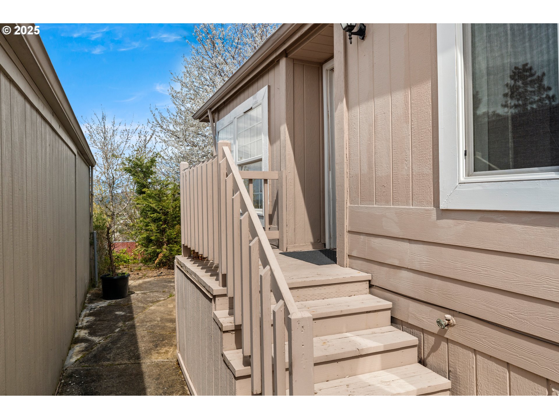 735 Southwest Sunset Way Troutdale, OR 97060 - Photo 9 of 34