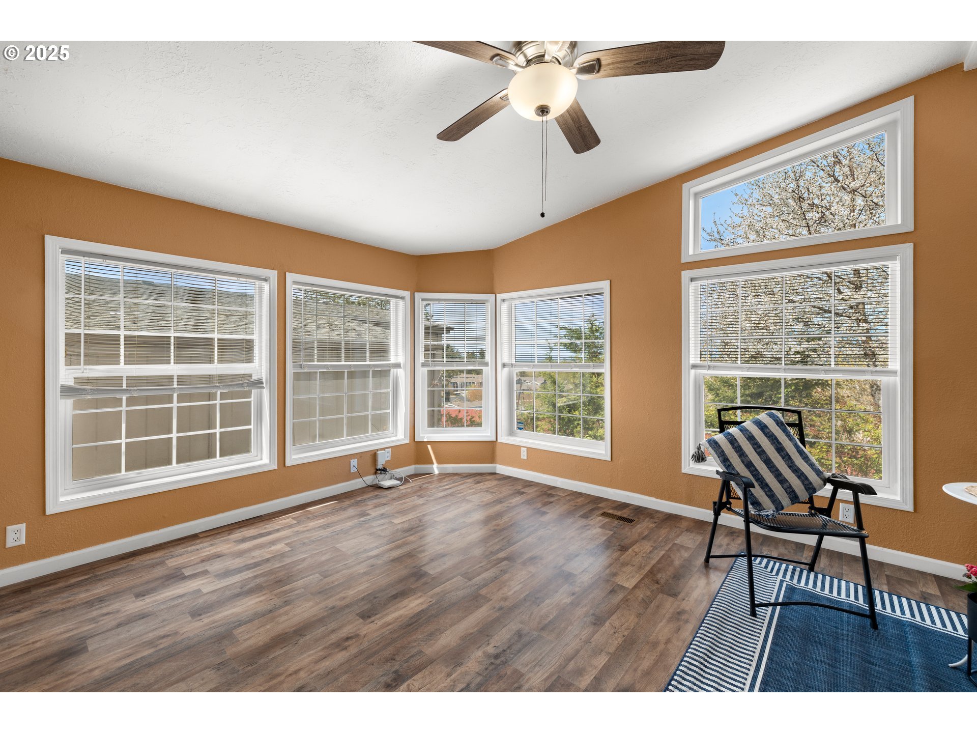 735 Southwest Sunset Way Troutdale, OR 97060 - Photo 10 of 34