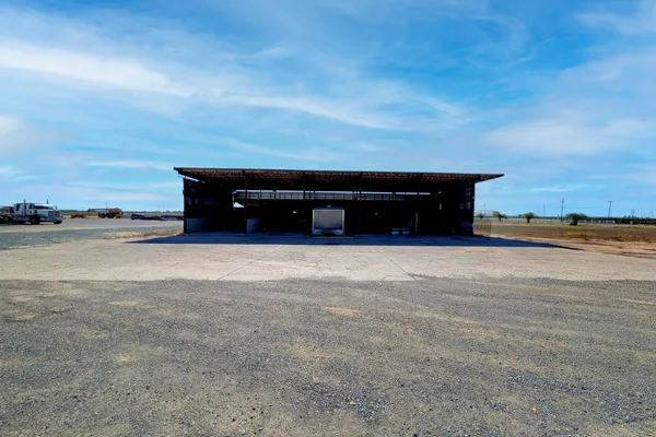a view of a yard with a floor