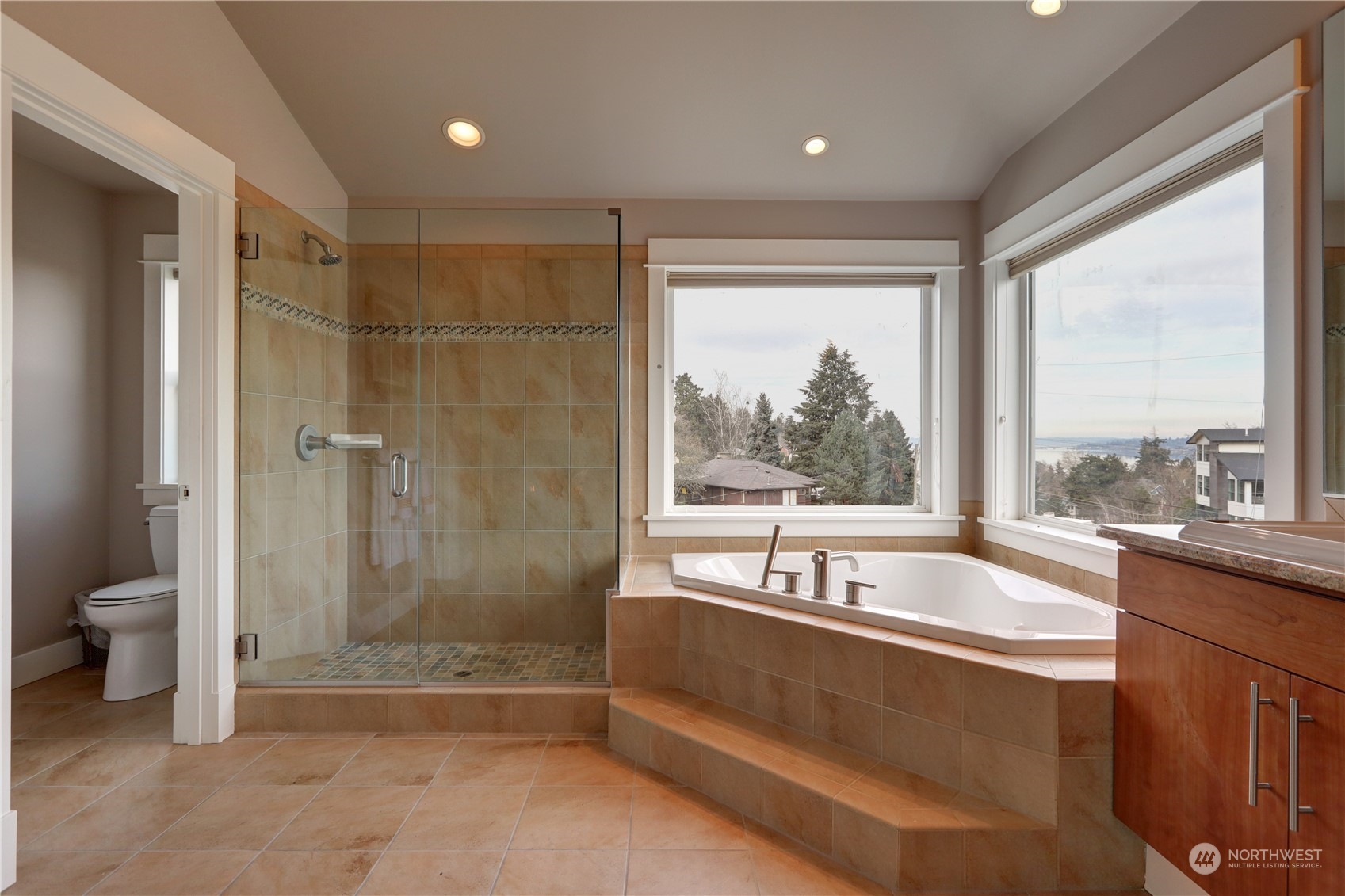 6003 Oakhurst Road South Seattle, WA 98118 - Photo 19 of 36