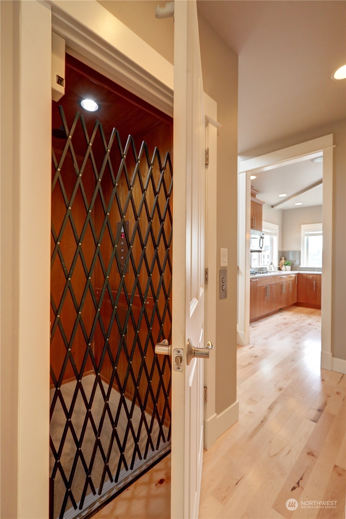 6003 Oakhurst Road South Seattle, WA 98118 - Photo 4 of 36
