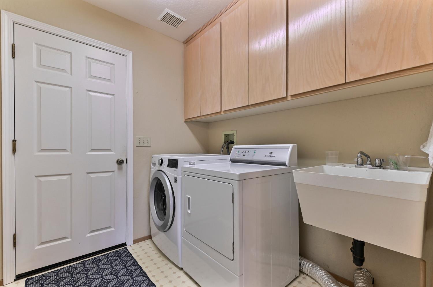 147 Rocky Ridge Lane Angels Camp, CA 95222 - Photo 36 of 61 a utility room with dryer and washer