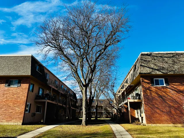 $160,000 | 2408 West Algonquin Road, Unit 3, Rolling Meadows, IL 60008