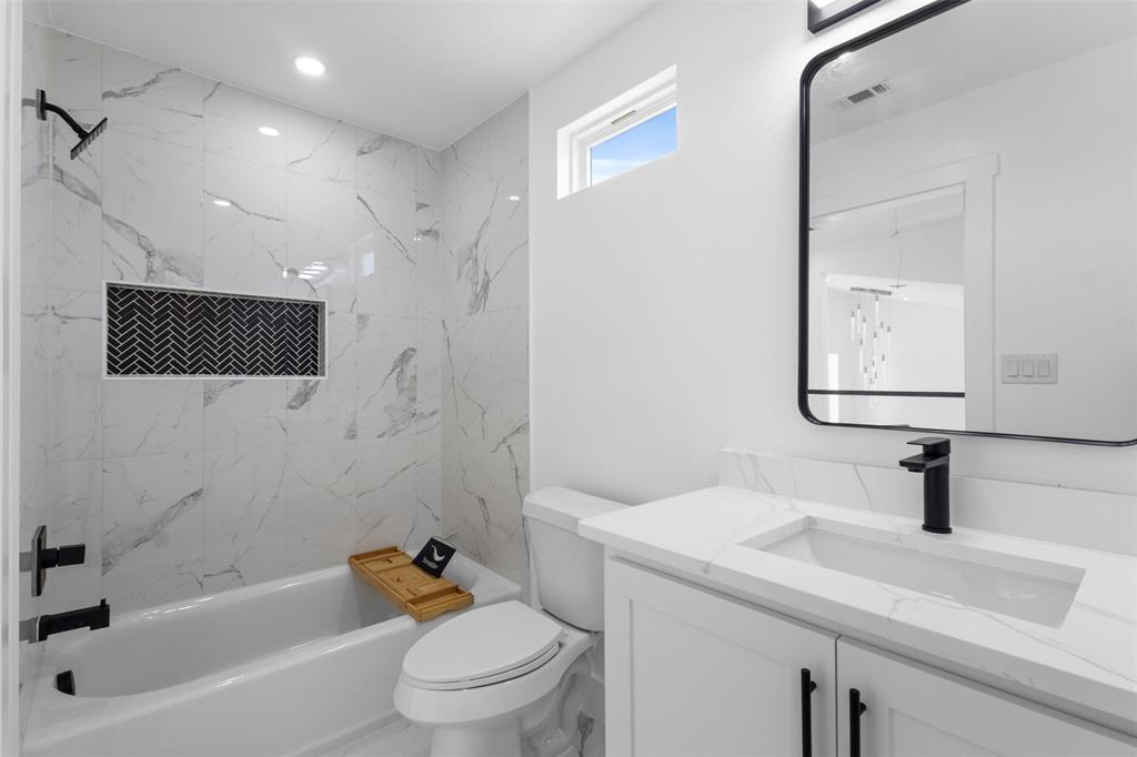 180 County Road 2245 Emory, TX 75440 - Photo 25 of 34 a bathroom with a toilet sink a mirror a vanity and bathtub