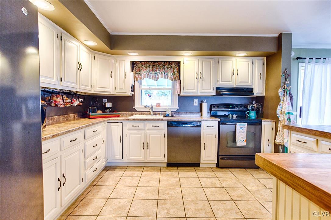 2667 Nottingham Road Bethlehem, PA 18017 - Photo 3 of 17 Gallery Image 3