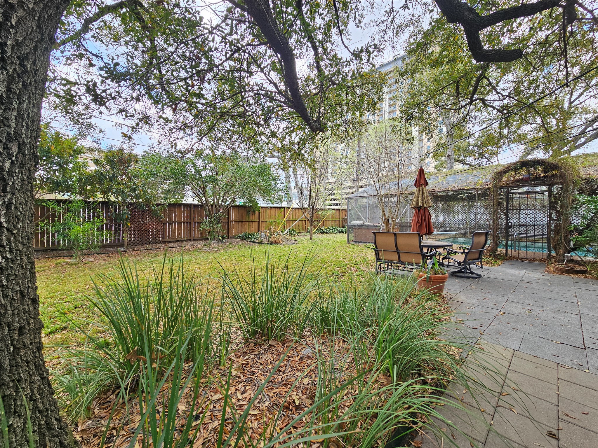 5203 Chesapeake Way Houston, TX 77056 - Photo 19 of 28 Large, shaded backyard