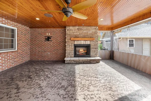 $789,000 | 425 West Schuetter Road, Jasper, IN 47546