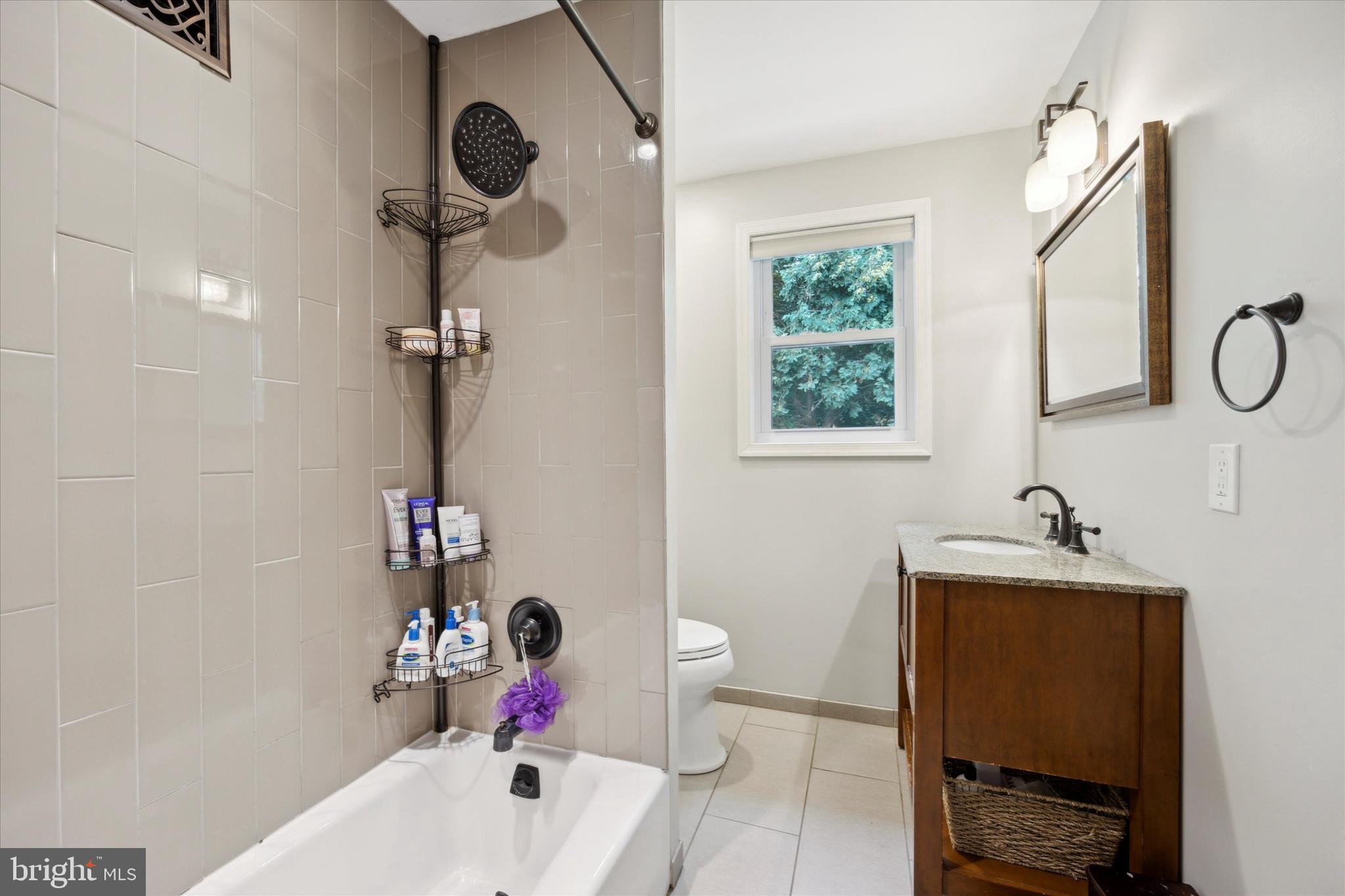 814 Ridge Lane Media, PA 19063 - Photo 29 of 51 Tub/shower