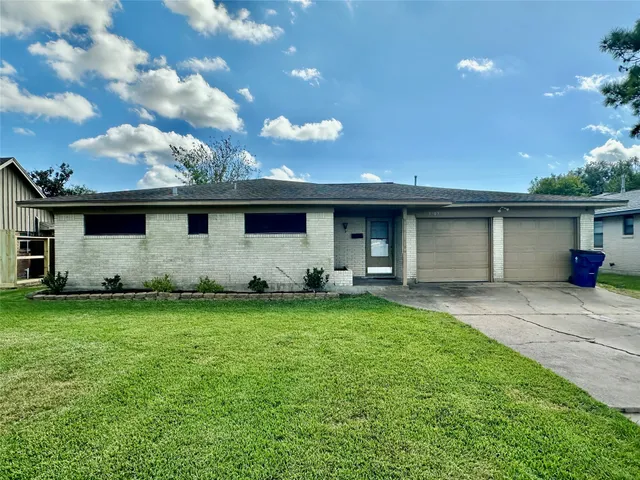 a view of a house with backyard