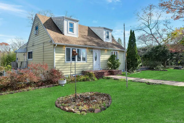 a view of a house with back yard