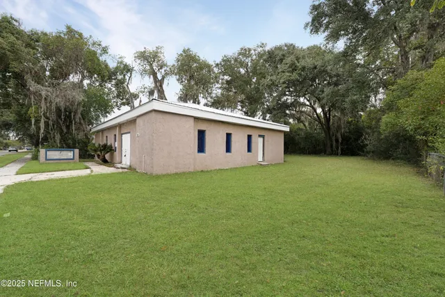 a view of a house with backyard and garden