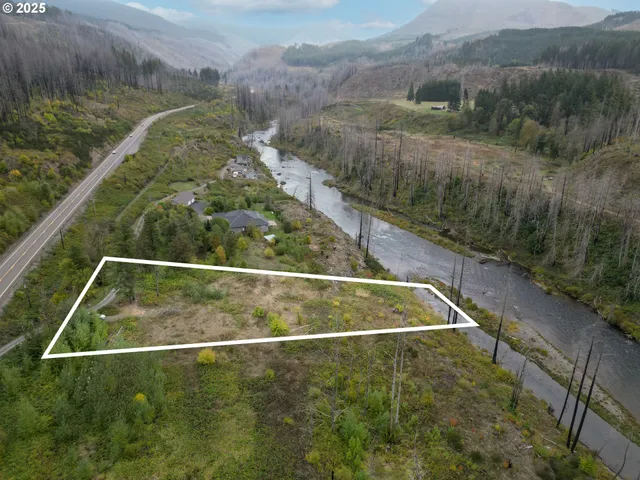 a view of a tennis court