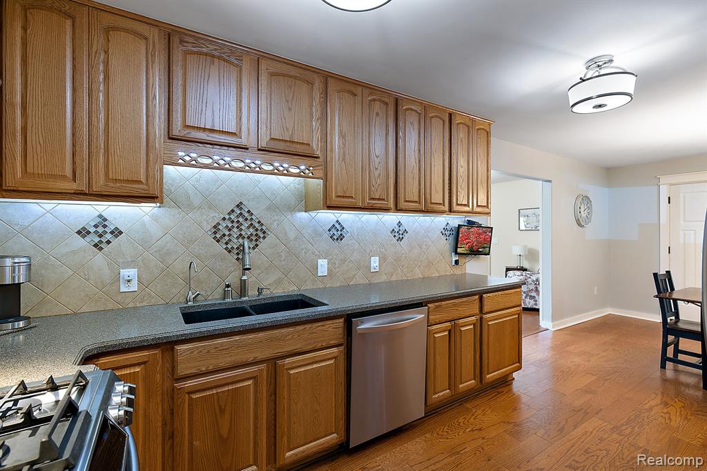 4390 Rohr Road Lake Orion, MI 48359 - Photo 14 of 64