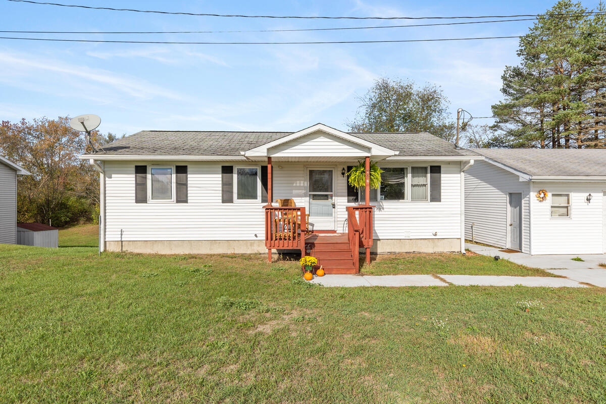 886 West Maple Street Mecosta, MI 49332 - Photo 2 of 22 886-W-Maple_001