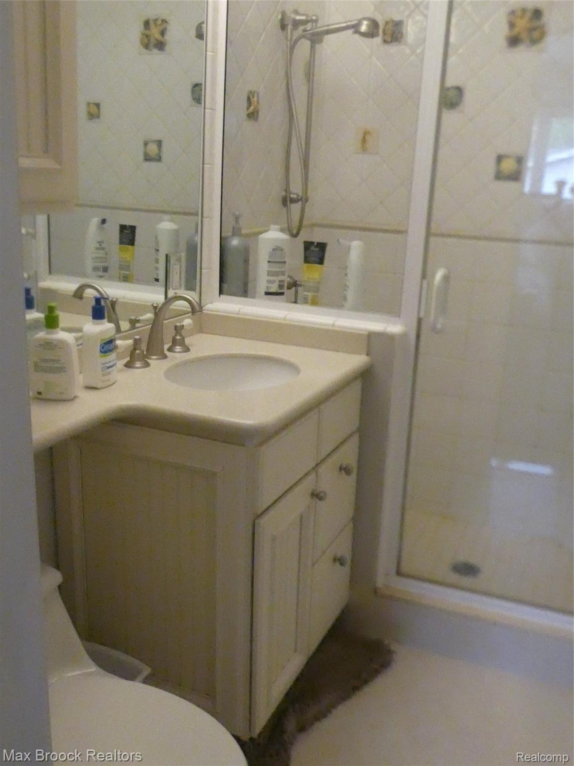 2745 Pine Ridge Road West Bloomfield, MI 48324 - Photo 8 of 23 Master Bath