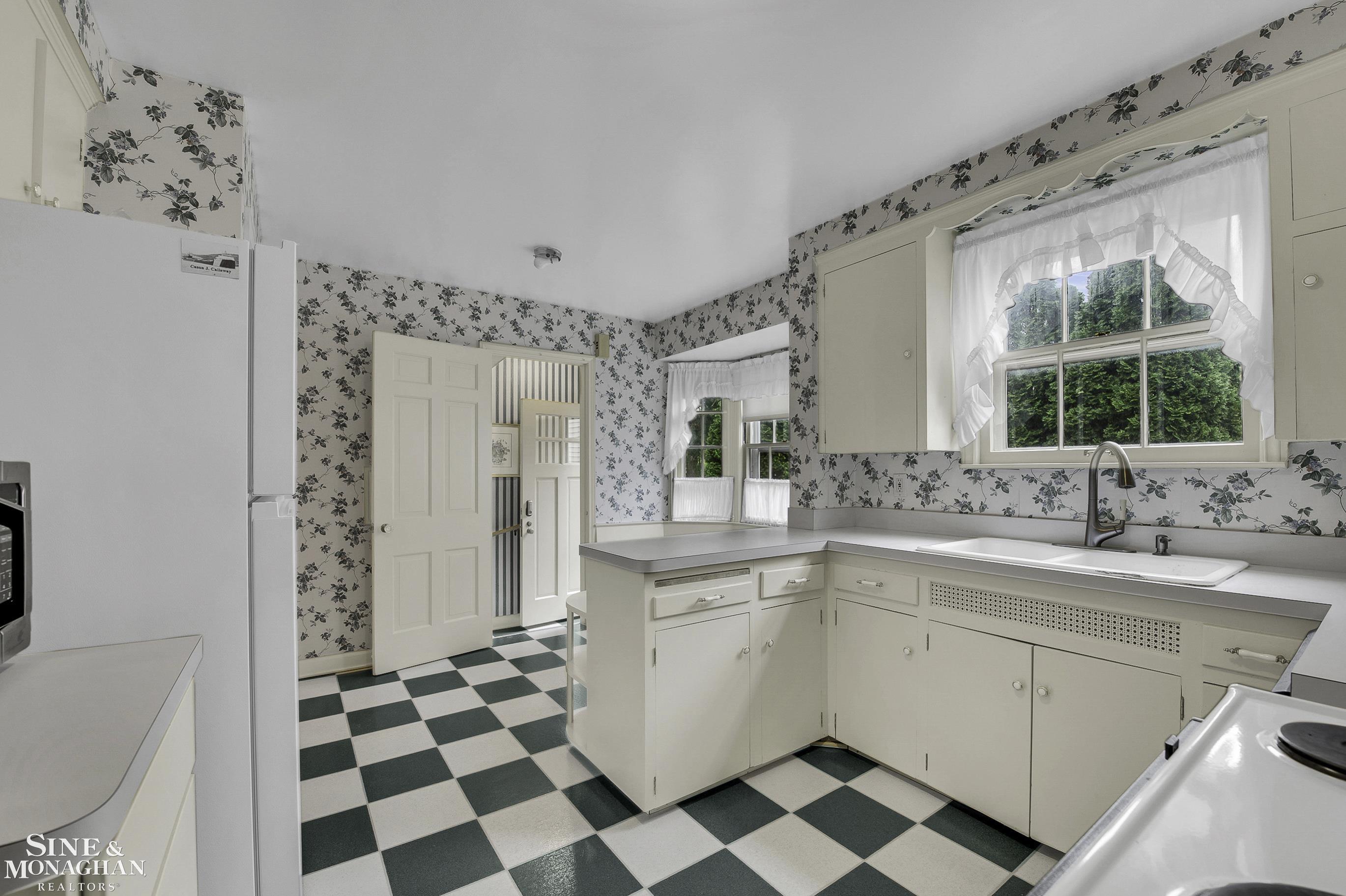 840 Rivard Boulevard Grosse Pointe, MI 48230 - Photo 9 of 35 50124568-8.JPG
