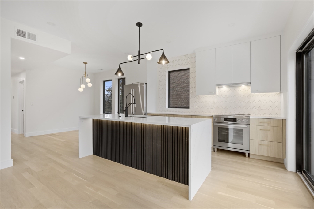 14 Bonair Street, Unit 14 Somerville, MA 02145 - Photo 4 of 39