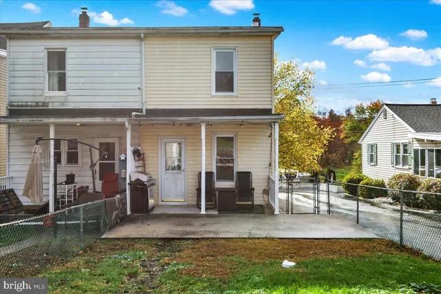 a view of a house with entertaining space