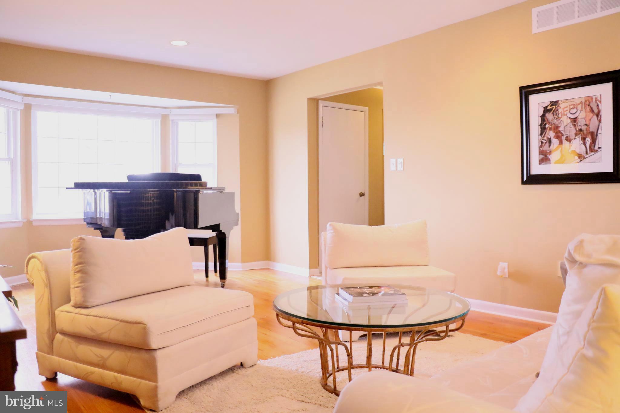 9806 Mendoza Road Randallstown, MD 21133 - Photo 6 of 26 Living Room