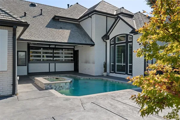 a view of backyard with garden