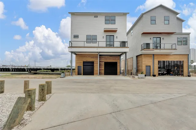 $725,000 | 28 Cmdr Runco Lane, Seabrook, TX 77586