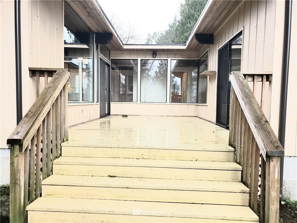 8690 Illahee Road Northeast Bremerton, WA 98311 - Photo 12 of 40 a view of entryway and hall