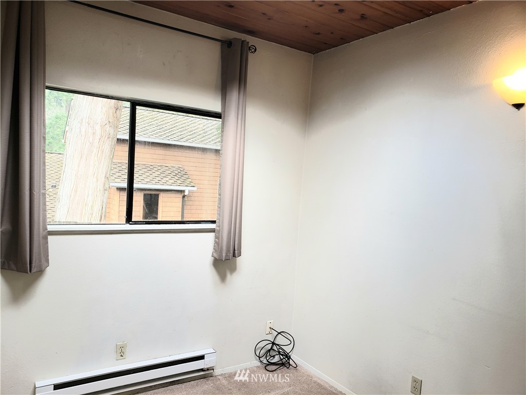 8690 Illahee Road Northeast Bremerton, WA 98311 - Photo 32 of 40 a room with a window
