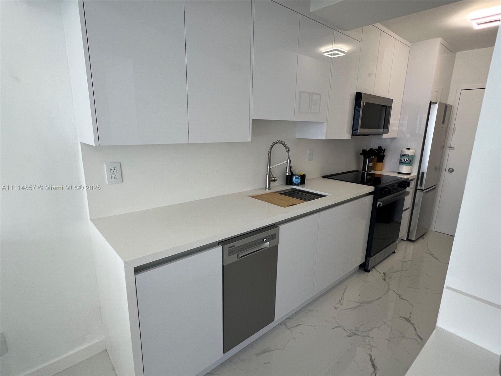 100 Lincoln Road, Unit 1207 Miami Beach, FL 33139 - Photo 7 of 54