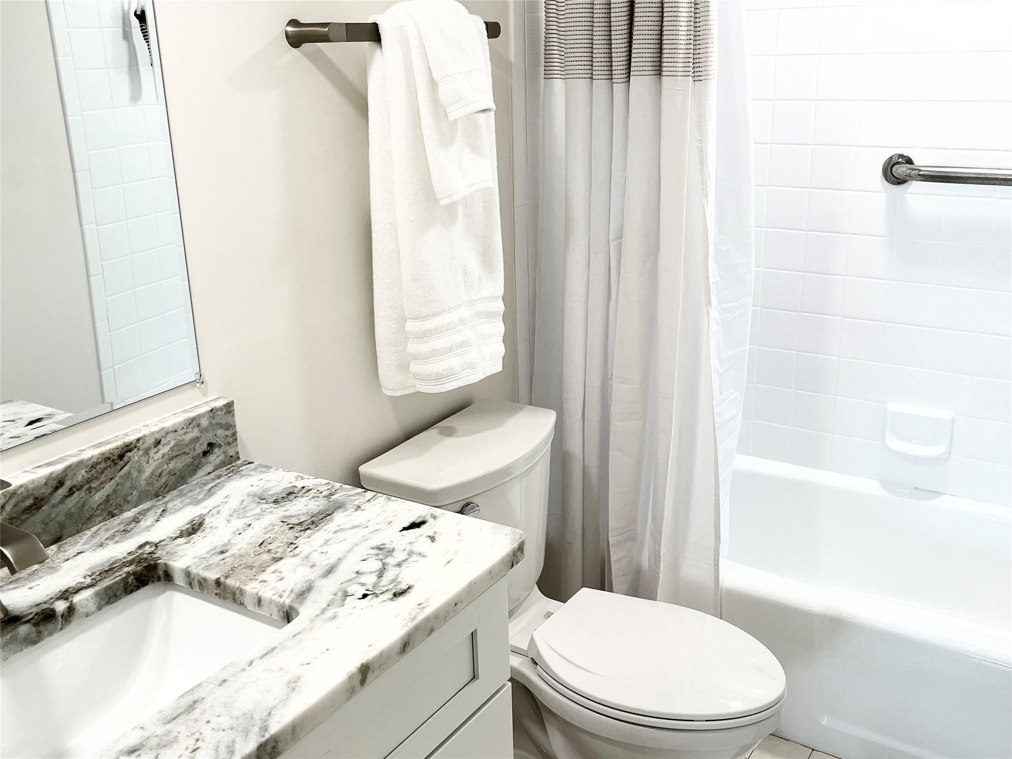 40 Northeast Plantation Road, Unit 410 Jensen Beach, FL 34957 - Photo 5 of 29 Photo 5