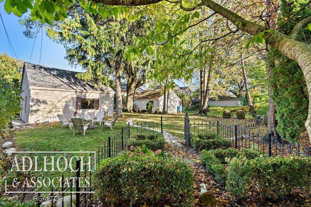 827 Fisher Road Grosse Pointe, MI 48230 - Photo 44 of 53 50193483-0f2ddb08-3af9-48c3-be4b-3c274dc4f234.JPG