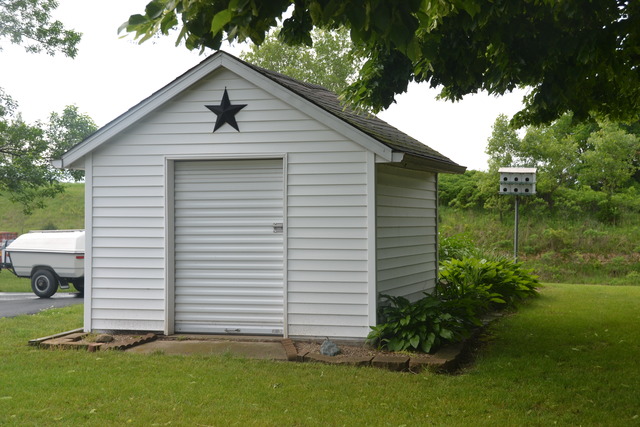 636 Reynoldswood Road Dixon, IL 61021 - Photo 22 of 25 a front view of a house with garden