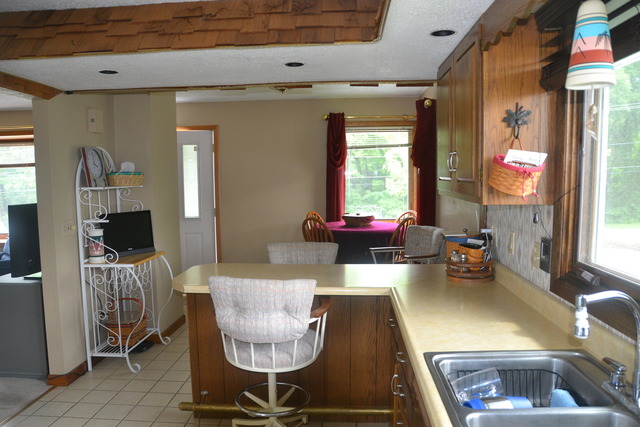 636 Reynoldswood Road Dixon, IL 61021 - Photo 7 of 25 a room with furniture and a window