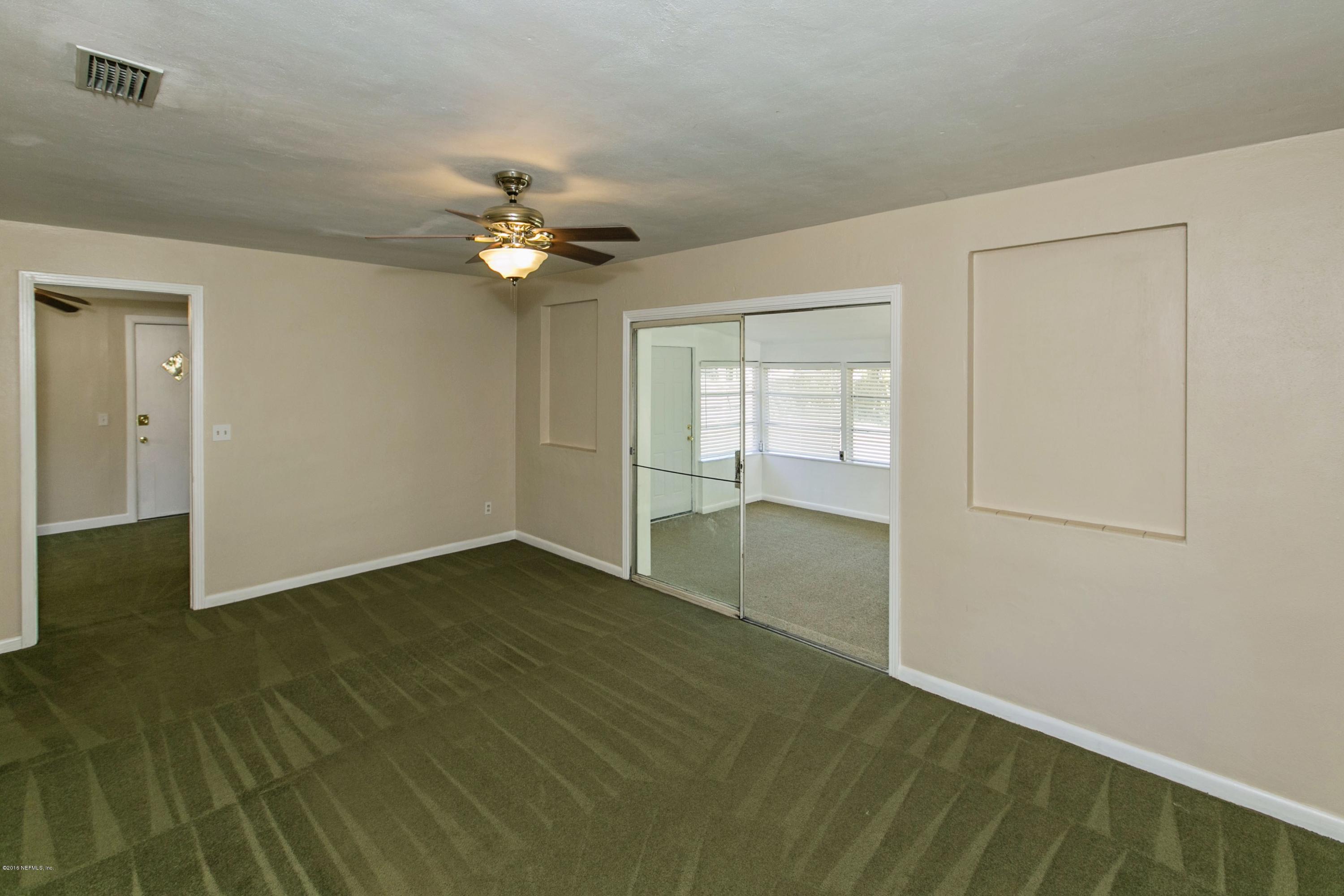 6803 Waikiki Road Jacksonville, FL 32216 - Photo 3 of 22 Living Room (2)