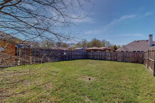 a view of a backyard