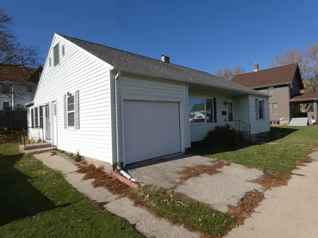 $1,500 | 326 North Monroe Street, Lancaster, WI 53813