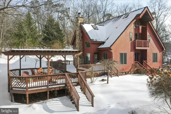a view of entryway with a patio