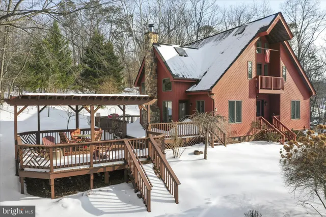 a view of entryway with a patio