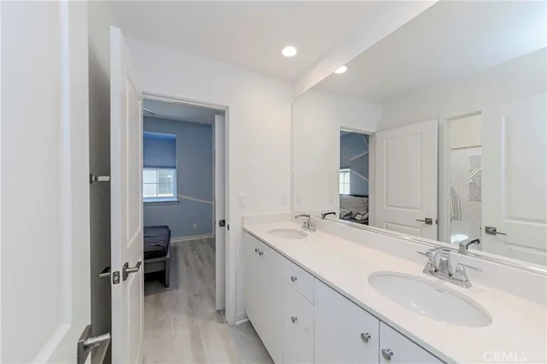 a en suite bathroom with a double vanity sink and a mirror