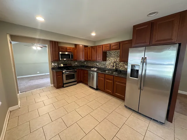 $2,000 | 3 East Oltendorf Road, Streamwood, IL 60107