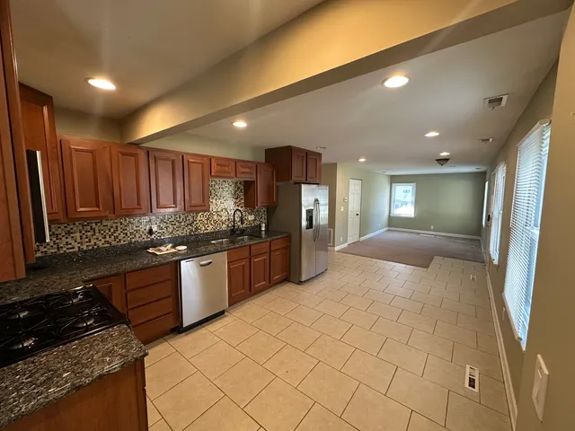 $2,000 | 3 East Oltendorf Road, Streamwood, IL 60107