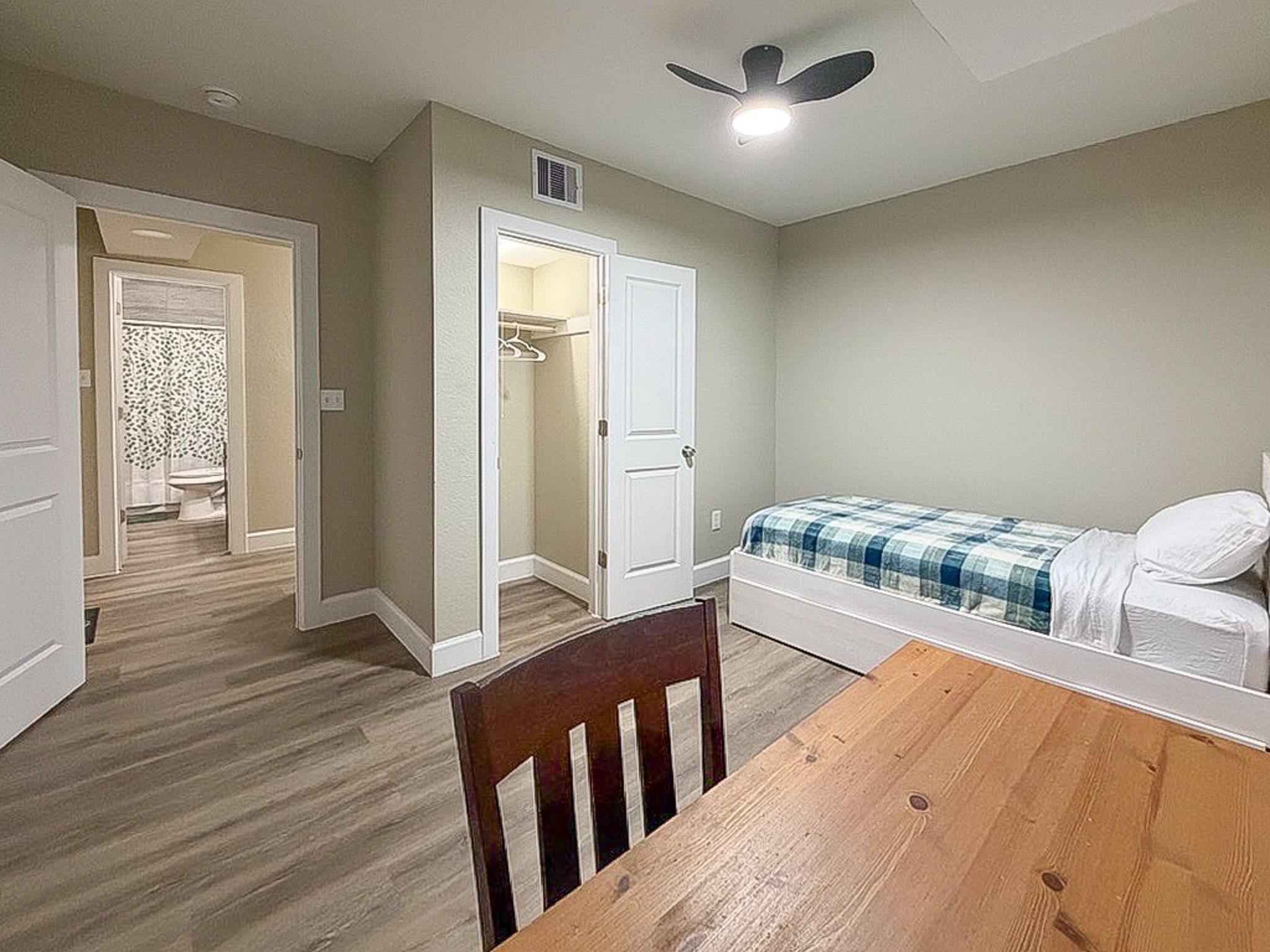 3703 Market Street, Unit 1 Houston, TX 77020 - Photo 18 of 23 Cozy third bedroom featuring a twin bed and a workspace for productivity.