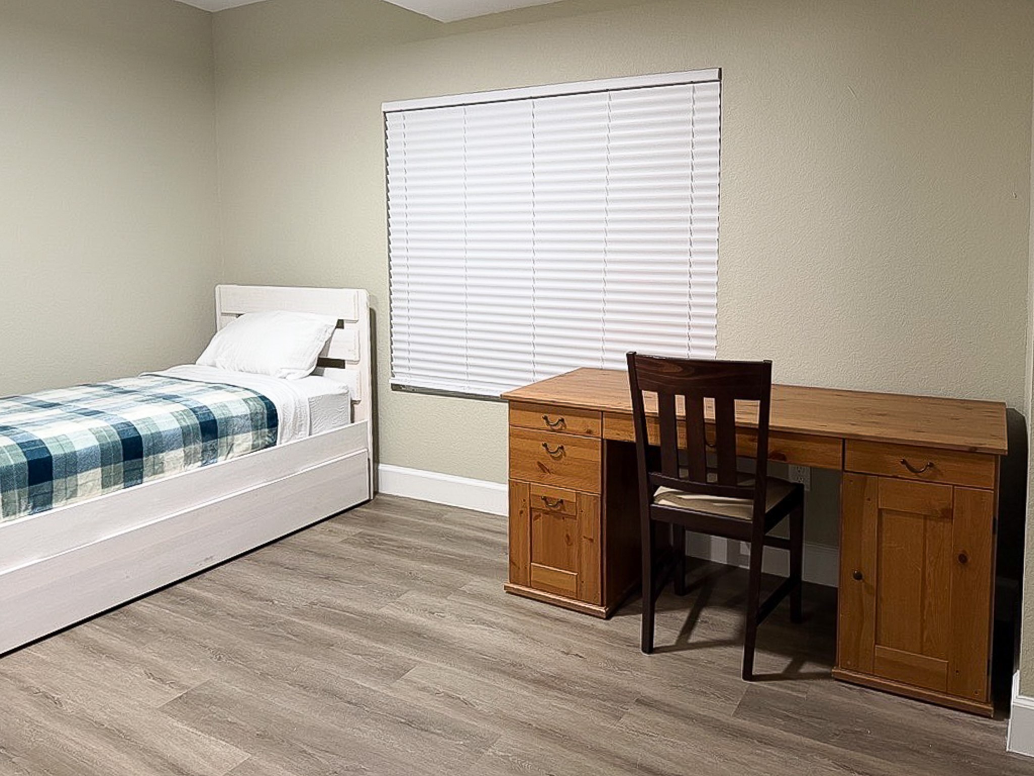 3703 Market Street, Unit 1 Houston, TX 77020 - Photo 20 of 23 A functional workspace in the third bedroom combines comfort with productivity, featuring a sleek desk perfect for study or work.