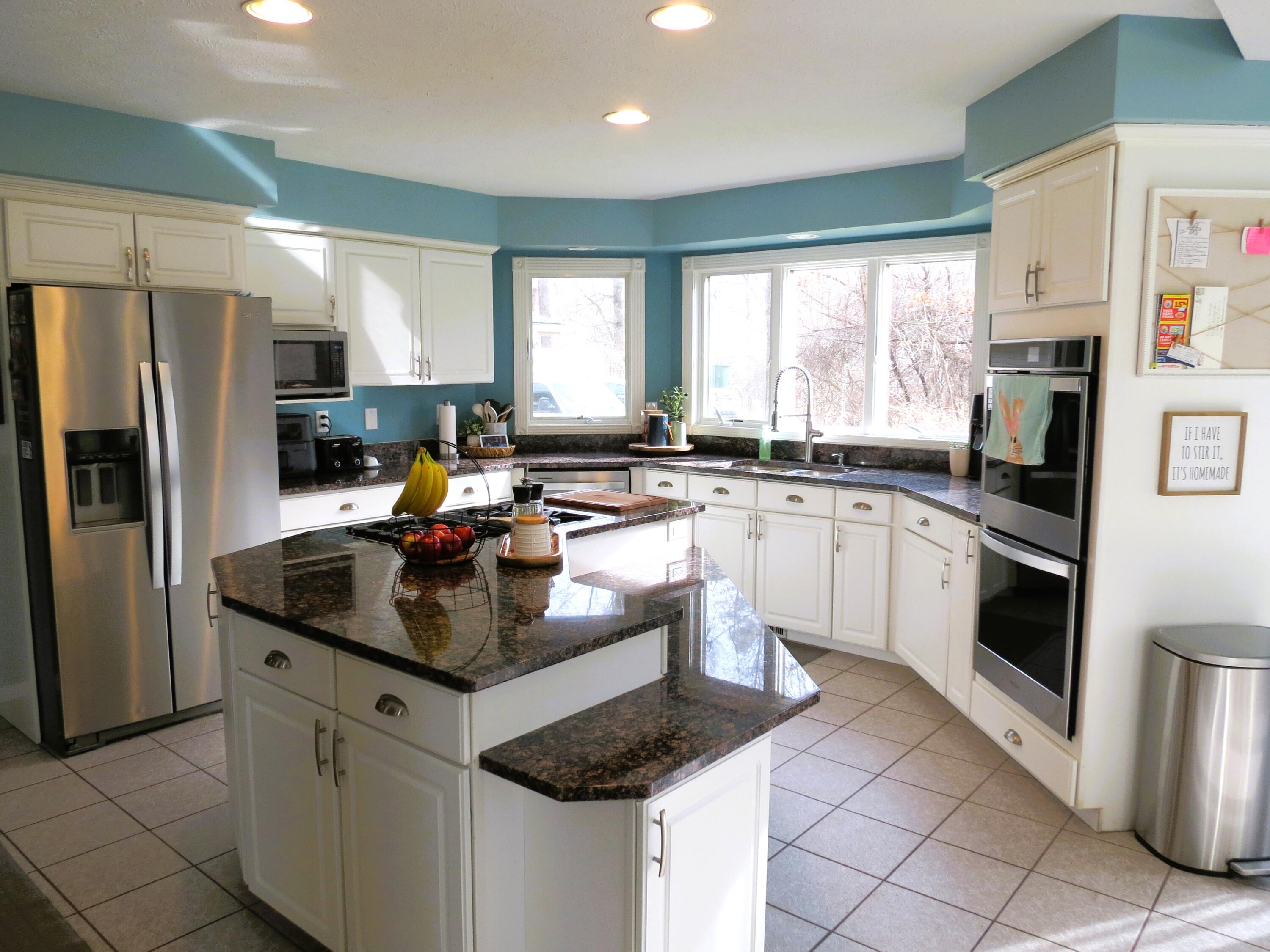 4922 Country Lane Jackson, MI 49201 - Photo 14 of 70 Great prep area and breakfast bar