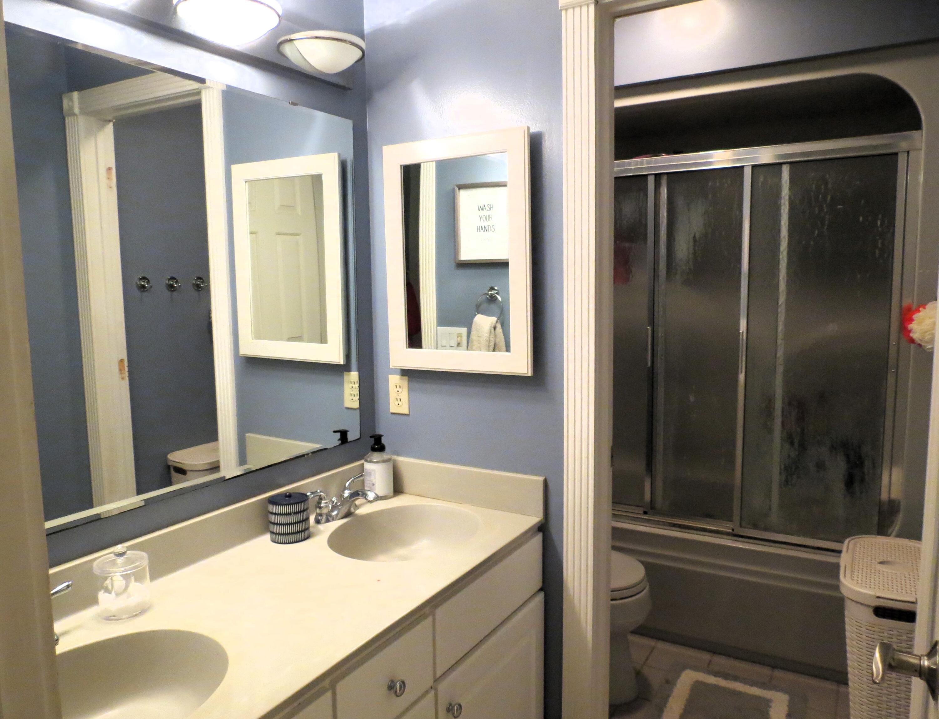 4922 Country Lane Jackson, MI 49201 - Photo 38 of 70 Upper Hall Bath